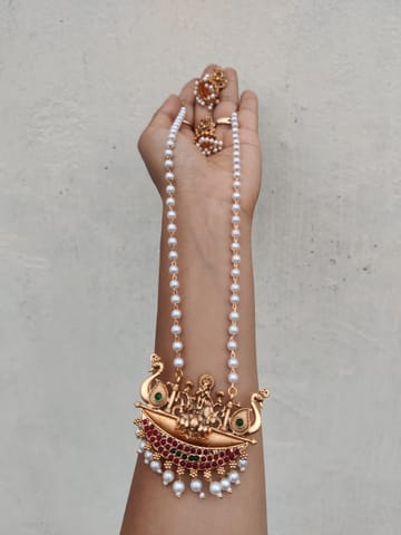 Pearl middle chain lakshmi