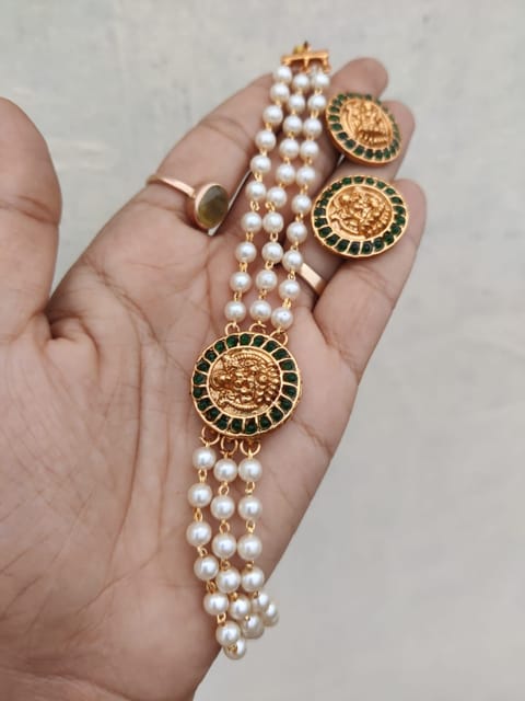 Green pearl lakshmi choker